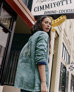 LADY IN SIERRA SPRINGS SWEATER IN BLUE WALKING ON STREET